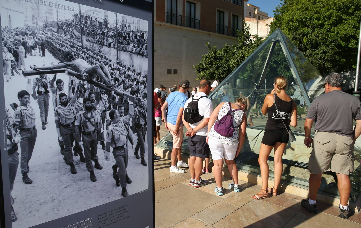 La exposición de la calle Alcazabilla que recoge el siglo de historia de Mena, en imágenes