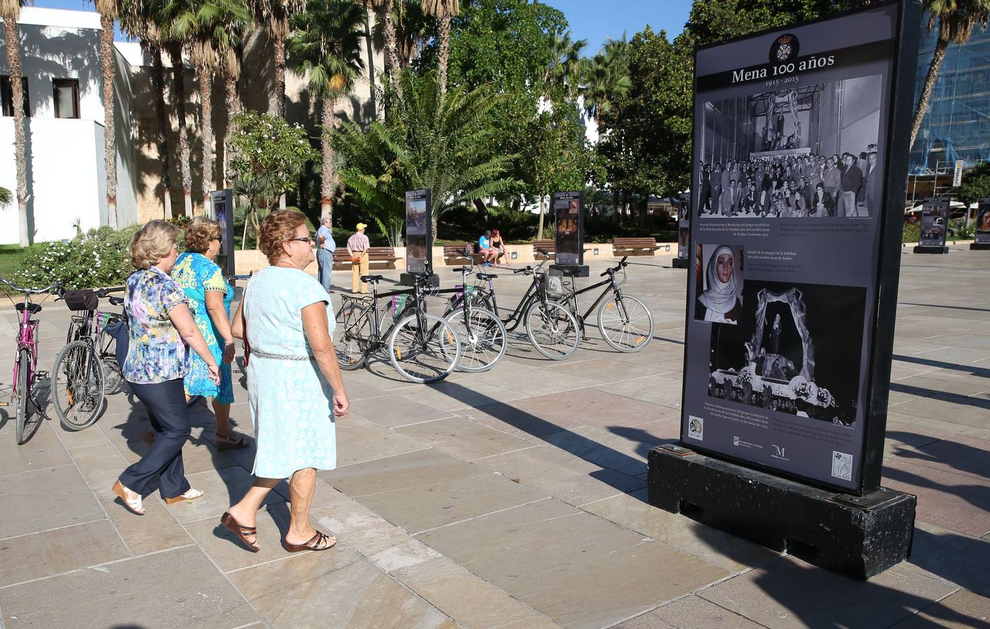 La exposición de la calle Alcazabilla que recoge el siglo de historia de Mena, en imágenes