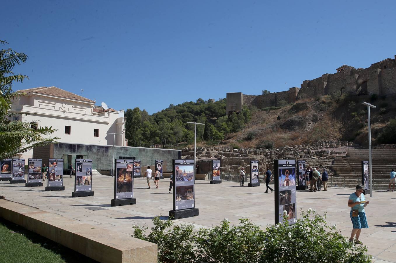 La exposición de la calle Alcazabilla que recoge el siglo de historia de Mena, en imágenes