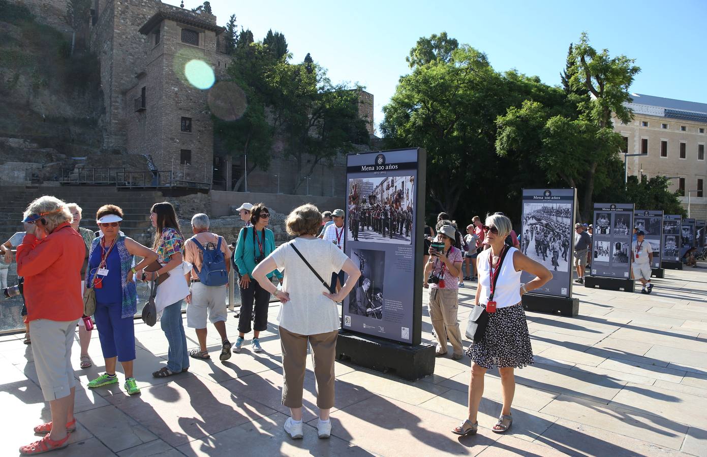 La exposición de la calle Alcazabilla que recoge el siglo de historia de Mena, en imágenes