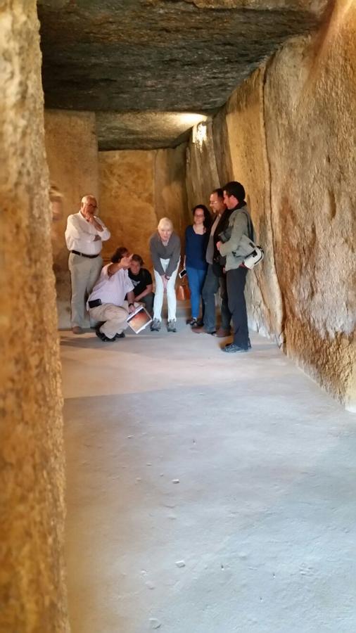 La evaluadora de la Unesco contempla al equinoccio de otoño en el dolmen de Viera