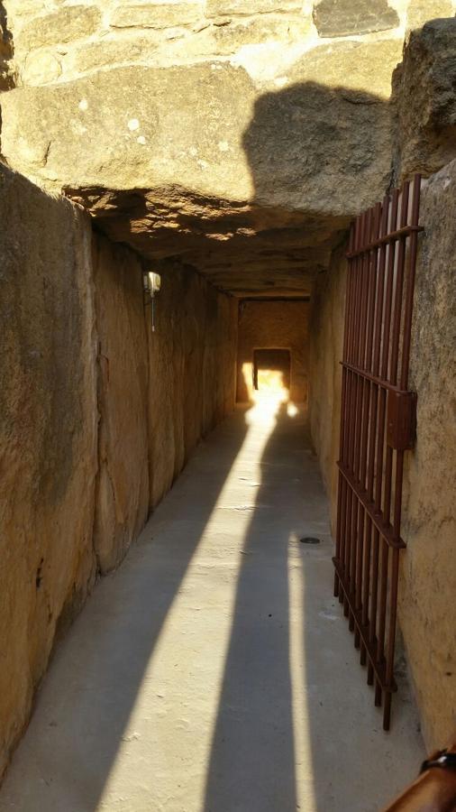 La evaluadora de la Unesco contempla al equinoccio de otoño en el dolmen de Viera