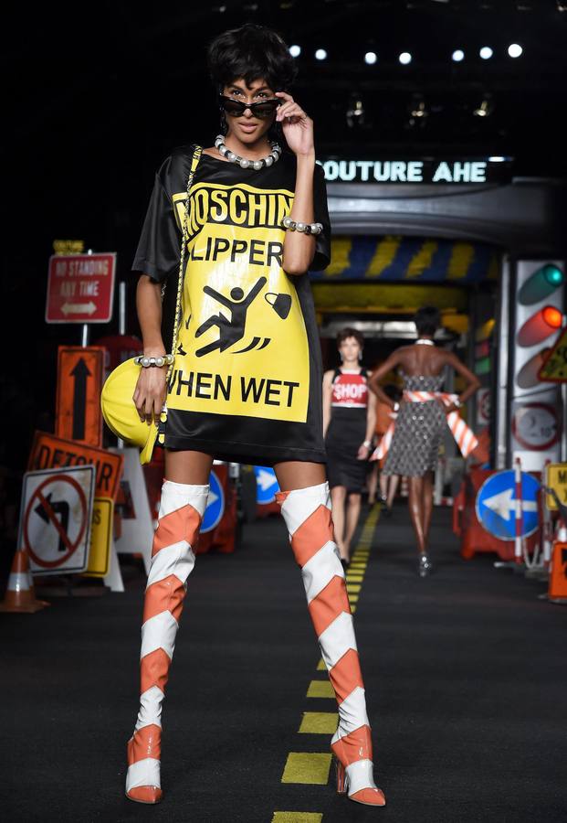 Moschino llena de color la pasarela de Milán