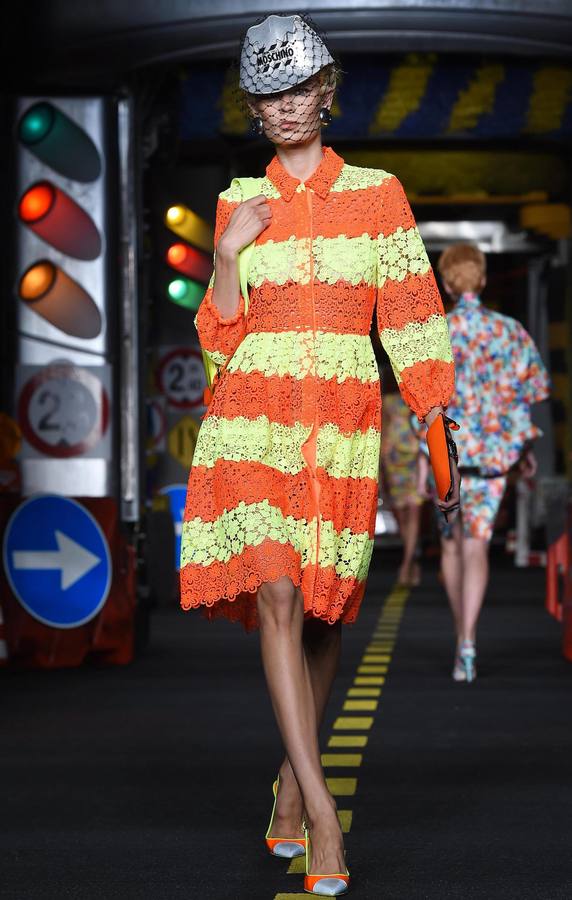Moschino llena de color la pasarela de Milán