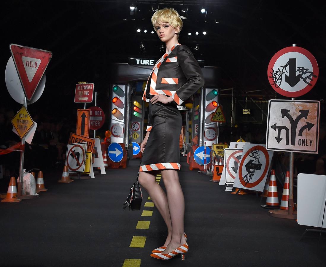 Moschino llena de color la pasarela de Milán