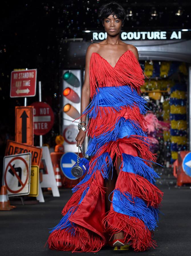 Moschino llena de color la pasarela de Milán