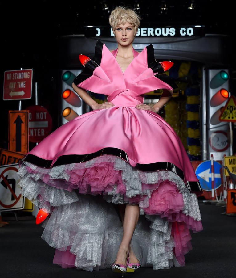Moschino llena de color la pasarela de Milán