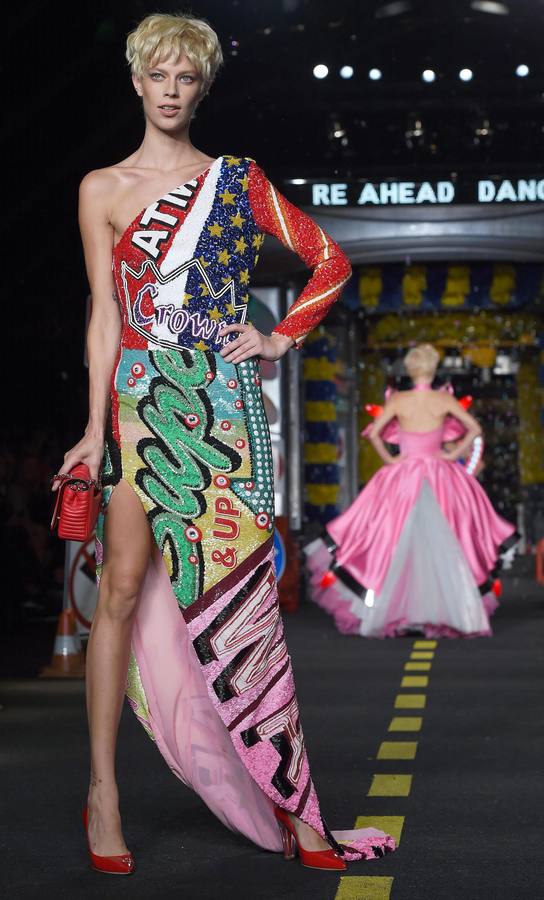 Moschino llena de color la pasarela de Milán