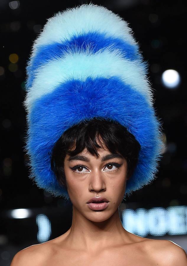 Moschino llena de color la pasarela de Milán