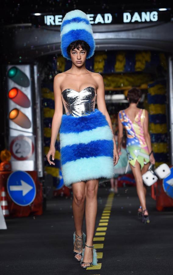 Moschino llena de color la pasarela de Milán