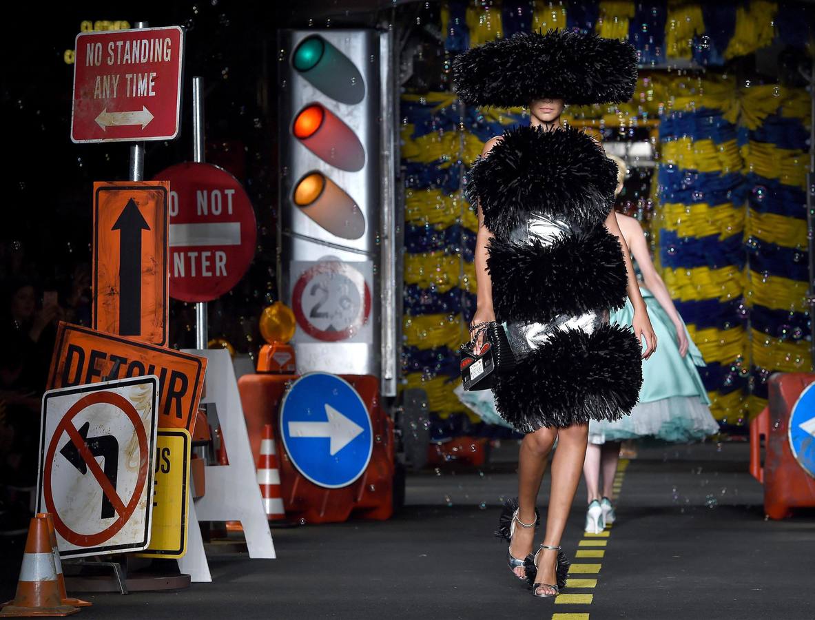 Moschino llena de color la pasarela de Milán