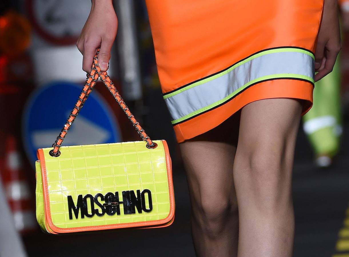 Moschino llena de color la pasarela de Milán