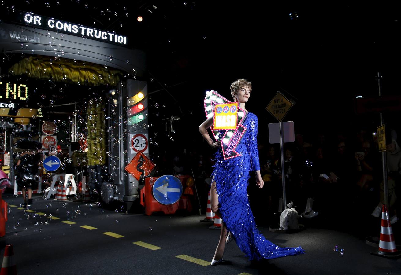 Moschino llena de color la pasarela de Milán