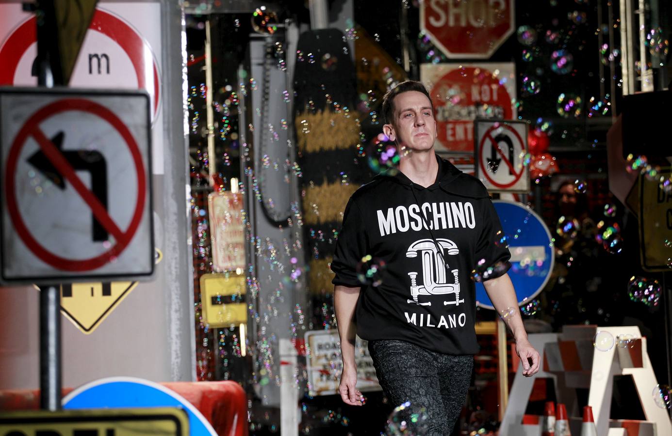 Moschino llena de color la pasarela de Milán