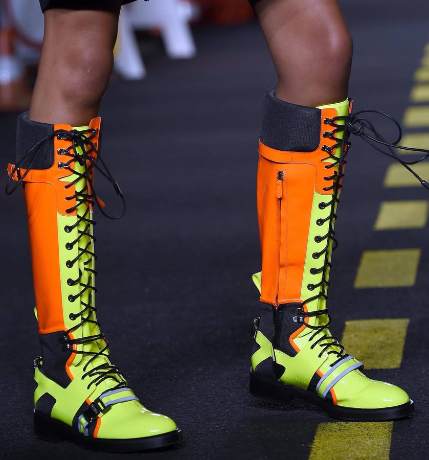 Moschino llena de color la pasarela de Milán