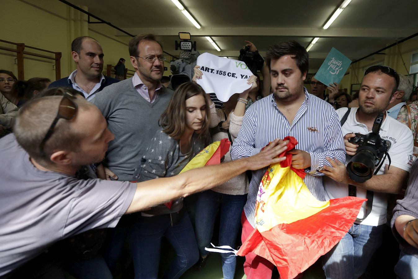 Trifulca durante la votación de Mas por una bandera española que portaba un simpatizante de Vox.