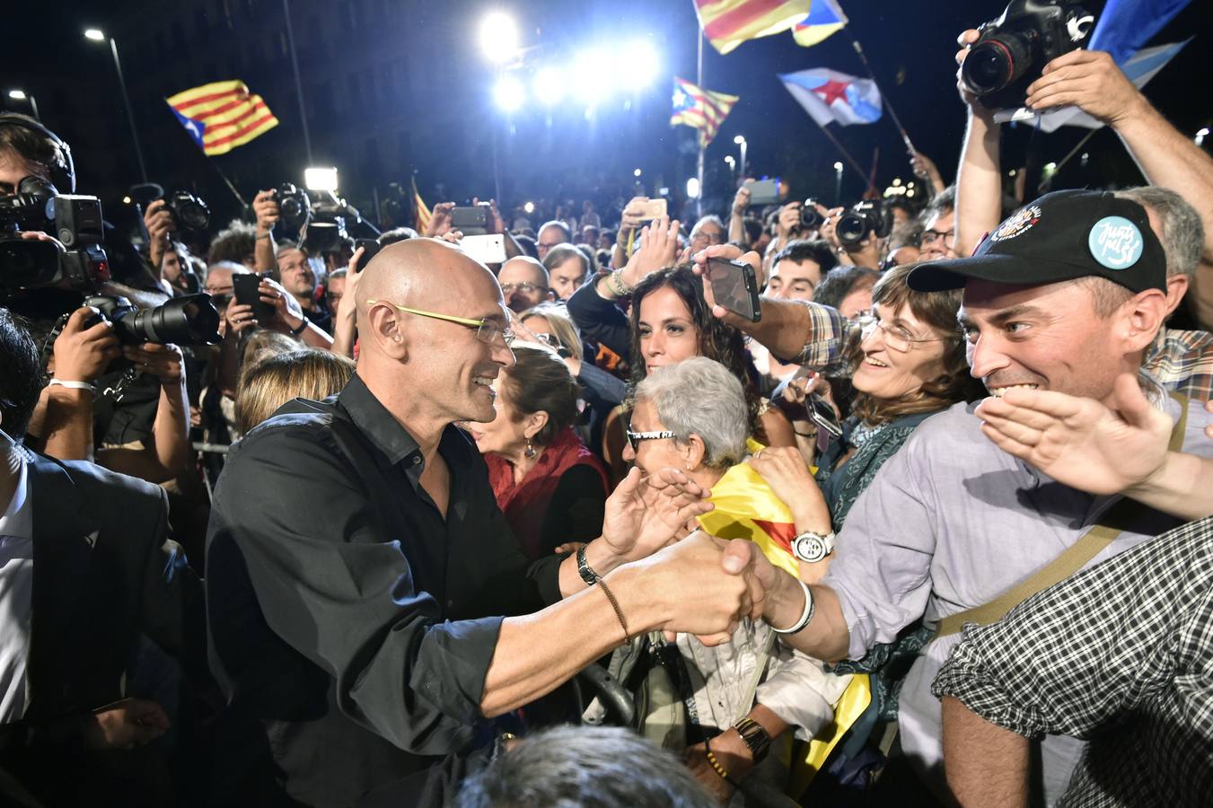 El líder de Junts pel Si, Raúl Romeva, celebrando los resultados con los seguidores en Barcelona.