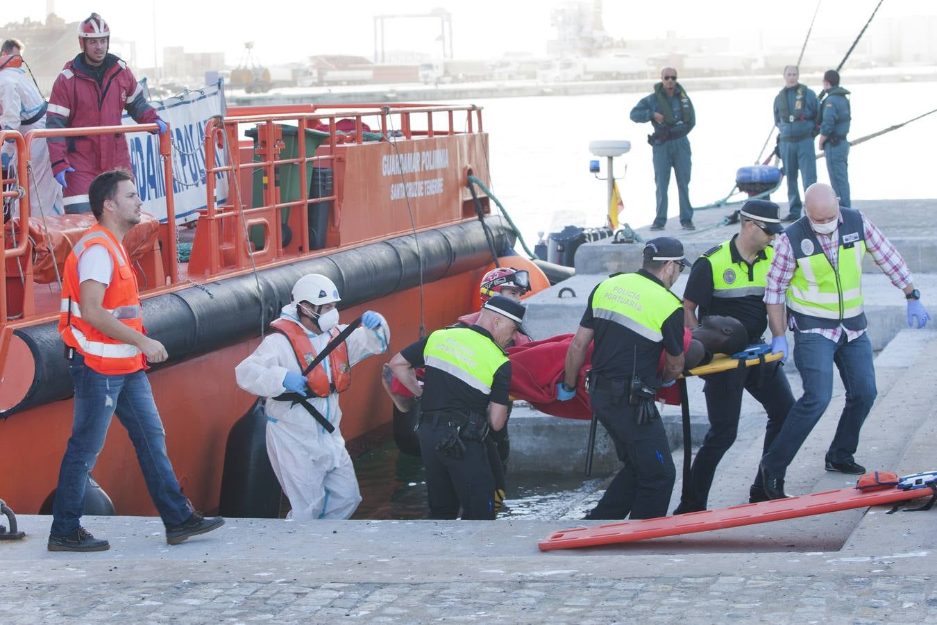 La llegada a Málaga de los supervivientes de una patera naufragada, en imágenes