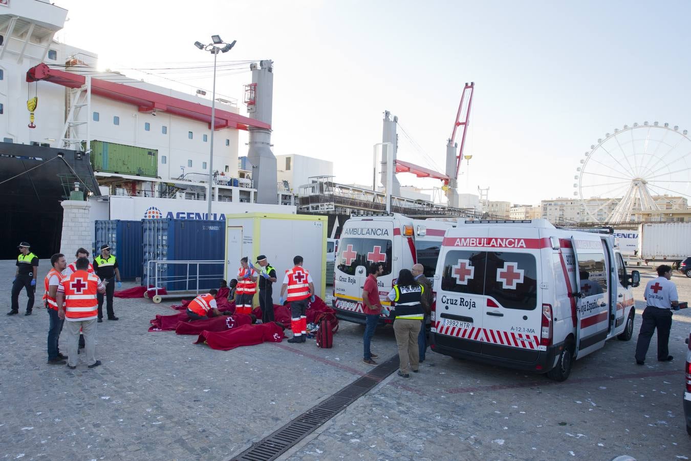 La llegada a Málaga de los supervivientes de una patera naufragada, en imágenes