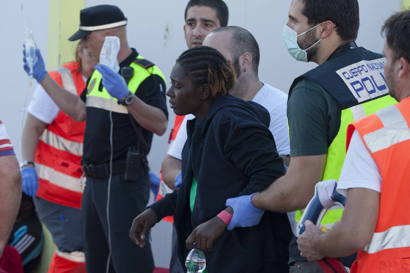 La llegada a Málaga de los supervivientes de una patera naufragada, en imágenes