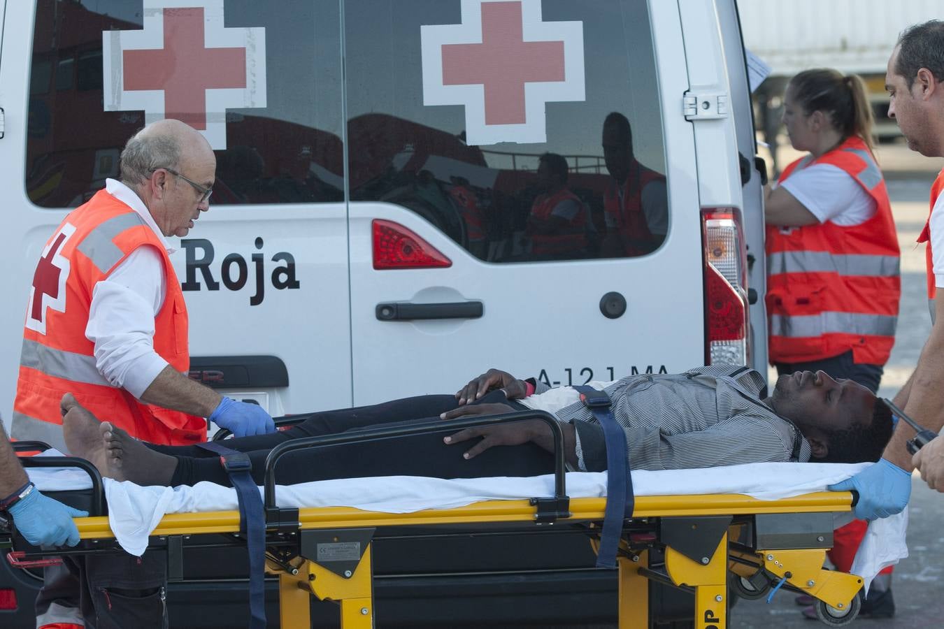 La llegada a Málaga de los supervivientes de una patera naufragada, en imágenes