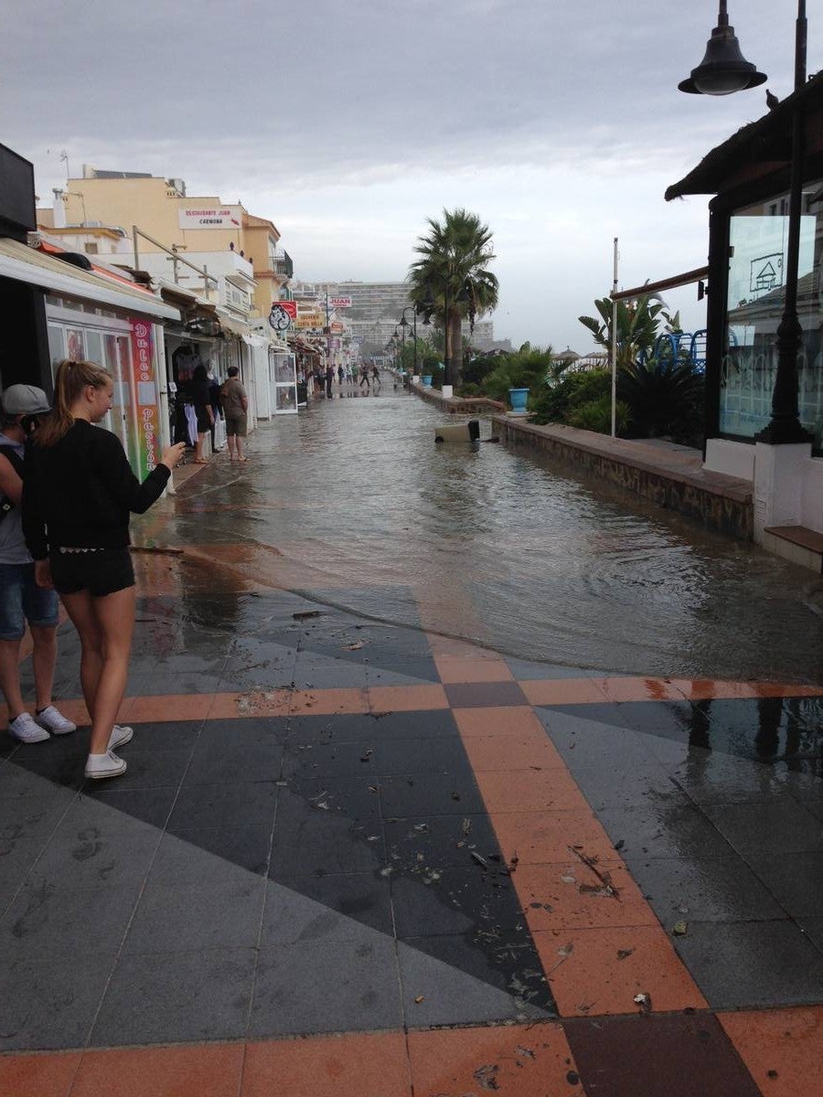 Playa de la Carihuela, anegada. 