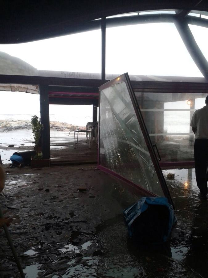 Las olas han destrozado el chiringuito Servando, en Guadalmar