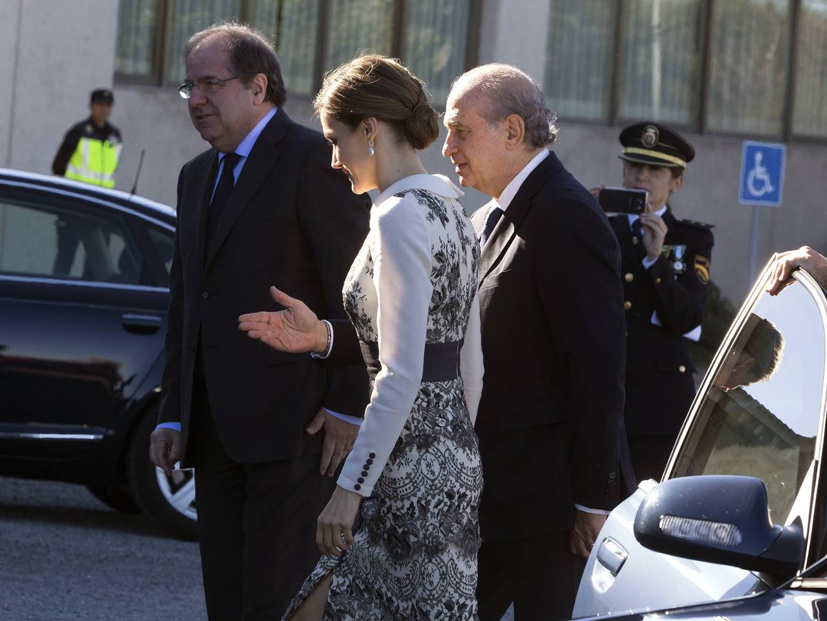 La Reina preside la entrega de la bandera de España a la Policía Nacional