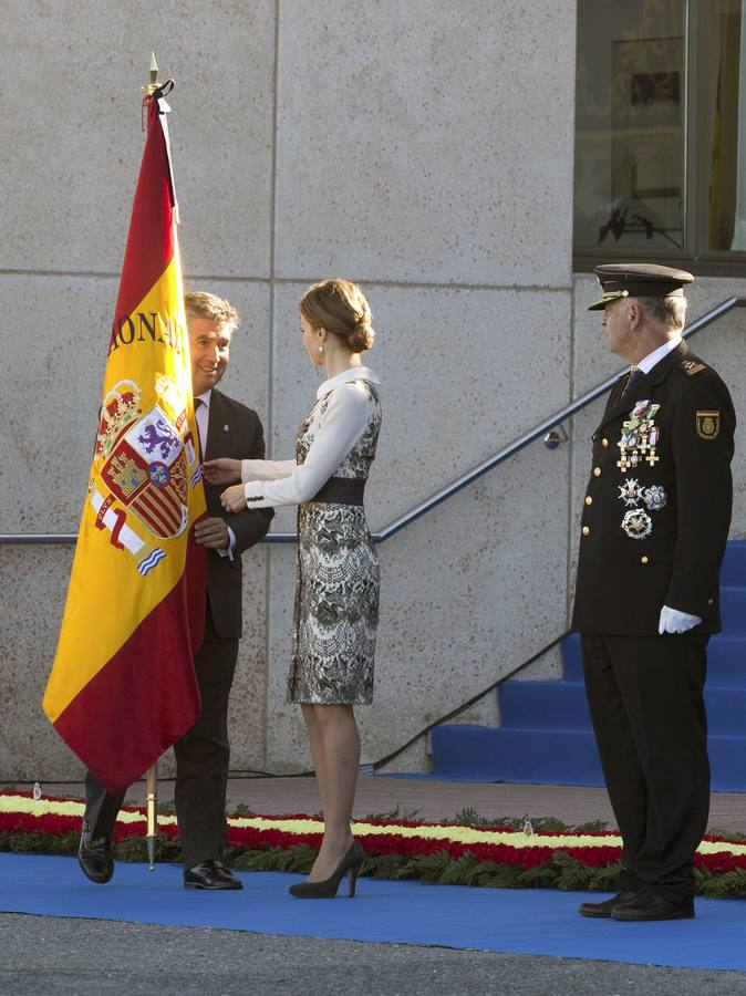 La Reina preside la entrega de la bandera de España a la Policía Nacional