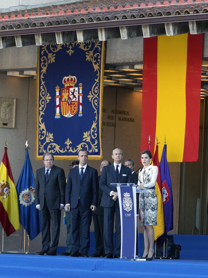 La Reina preside la entrega de la bandera de España a la Policía Nacional