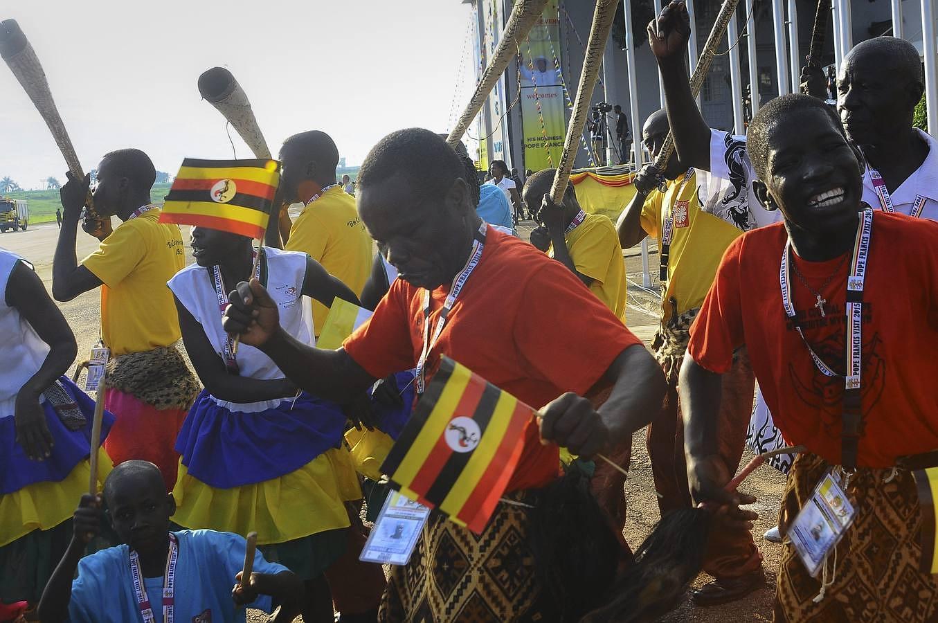 Uganda baila para recibir al Papa