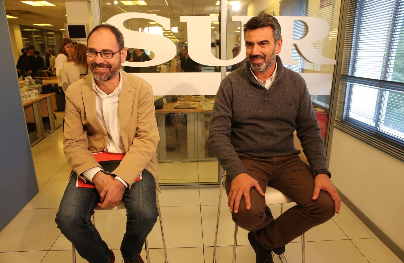 Alberto Montero (Podemos) y Francisco Guzmán (IU), esperando en el set de maquillaje.