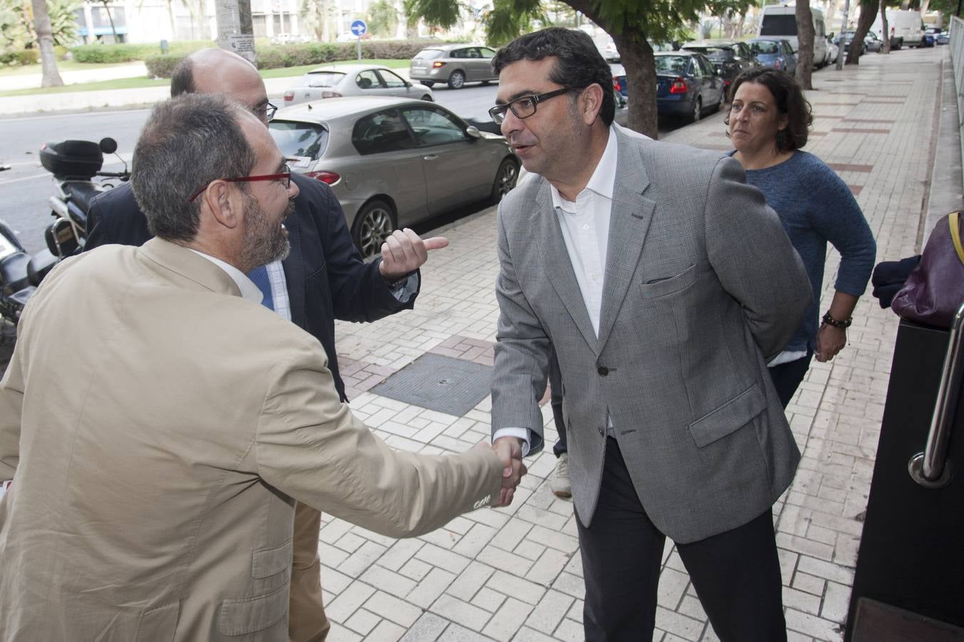 El subdirector de SUR, Javier Recio, y el redactor de SUR Antonio Montilla, reciben en la puerta del periódico al candidato de Podemos, Alberto Montero.