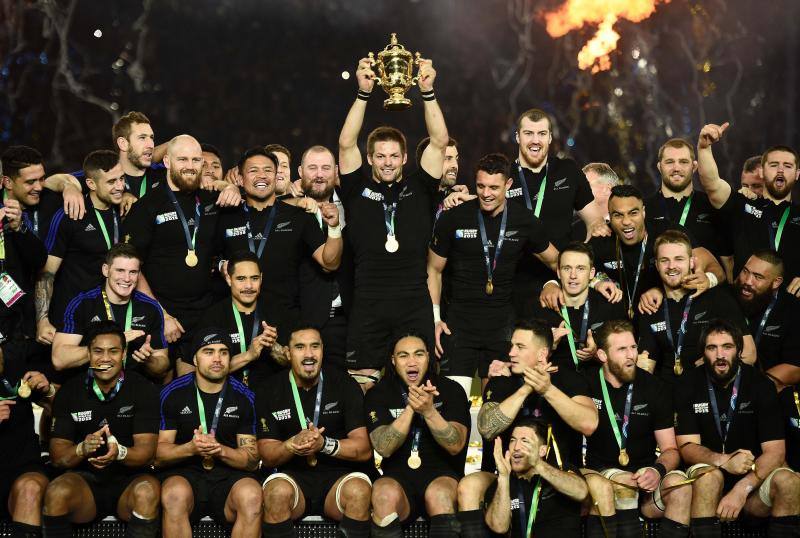 McCaw, legendario capitán de los All Blacks, levanta la Copa del Mundo y dice adiós. El flanker neozelandés Richie McCaw entró en la historia del rugby al ser el capitán de la única selección que ha levantado el título en dos ediciones consecutivas de la Copa del Mundo. Los All Blacks se impusieron en Twickenham a sus vecinos australianos 34-17 y al término del partido el seleccionador neozelandés afirmó de él que era "el mejor 'All Black' que hemos tenido nunca". Con 34 años, y 148 partidos internacionales (récord mundial), el emblemático capitán anunció que la final del mundial había sido el último partido de su carrera.