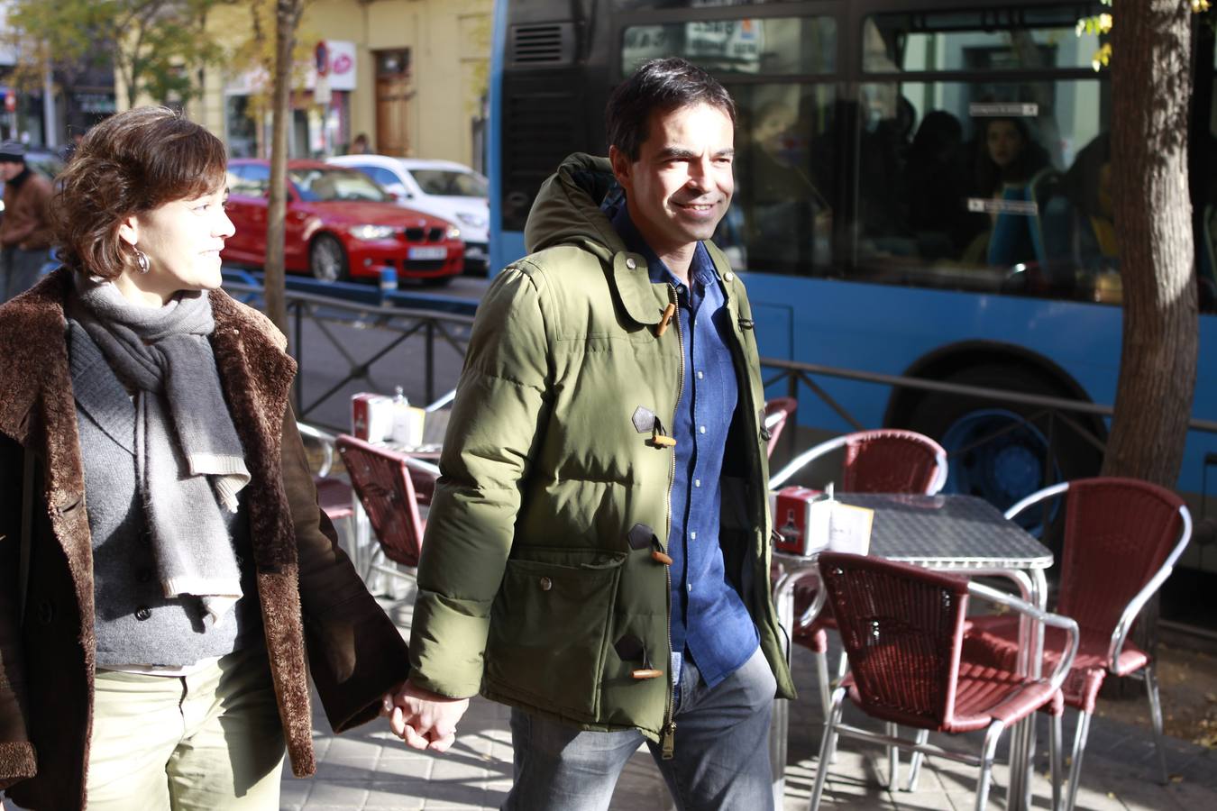 El candidato de UPyD a la Presidencia del Gobierno, Andrés Herzog, acompañado de su mujer, Natasha Goffman, antes de tomar unas cañas con sus amigos y el número dos de la lista al Congreso, Julio Lleonart, en un bar madrileño.