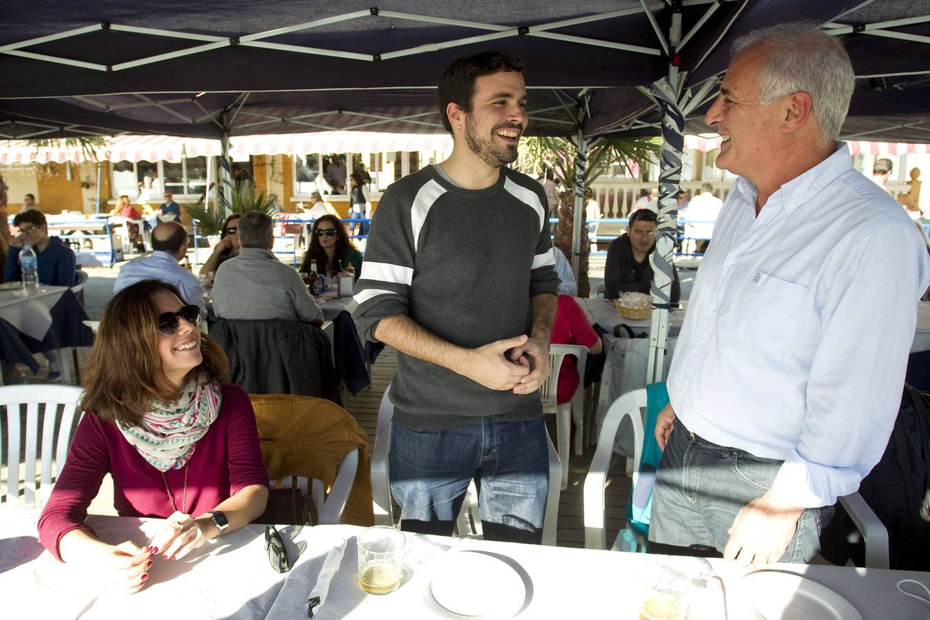 El candidato de IU a la Presidencia del Gobierno, Alberto Garzón, junto a su padre, descansa en un chiringuito de la localidad malagueña de Rincón de la Victoria.