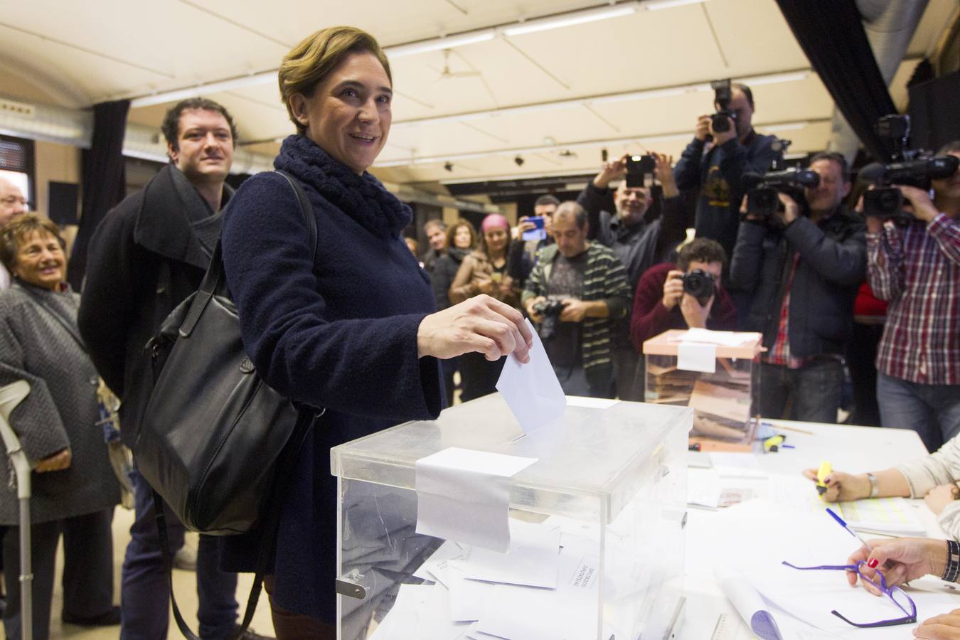 La alcaldesa de Barcelona, Ada Colau, vota para las elecciones generales del 20D, en el centro cívico 'La Sedeta' de Barcelona.