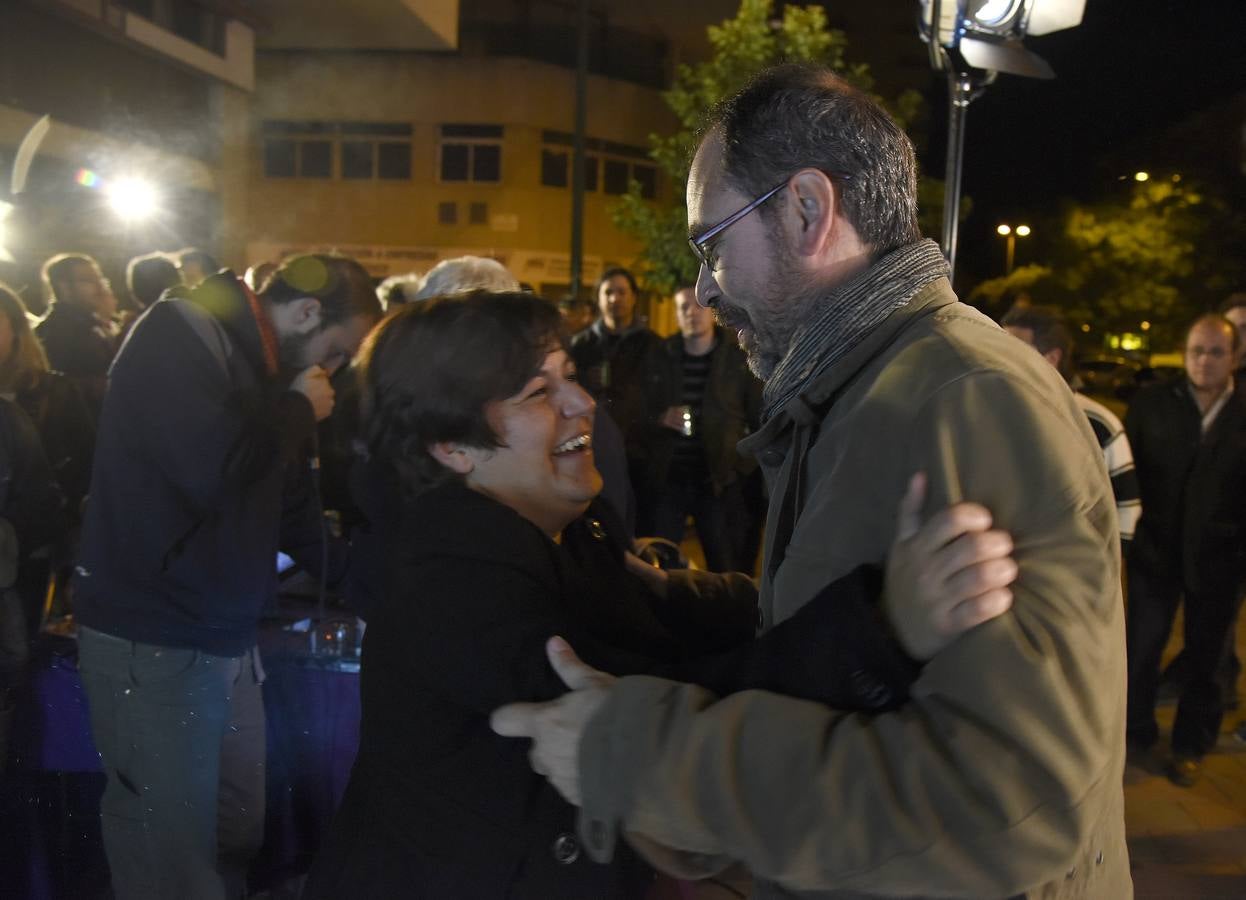 Alberto Montero (Podemos) recibe las felicitaciones de sus simpatizantes.