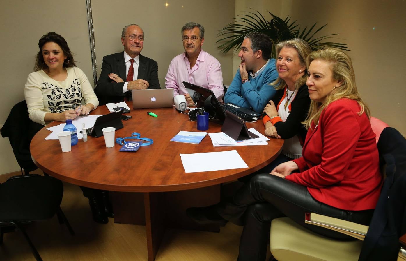 Del Cid, De la Torre, García Urbano, Bendodo y España, aguardando resultados en la sede del PP