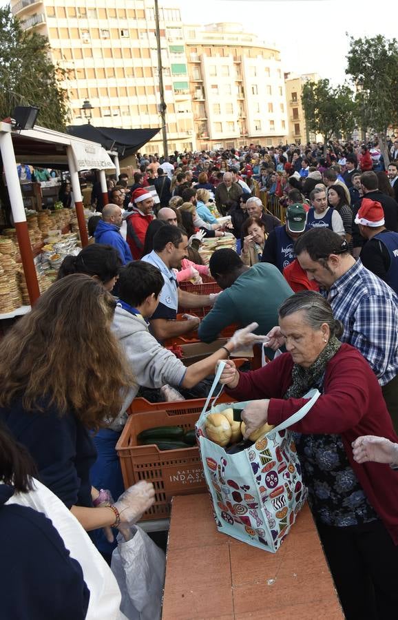 Los Ángeles Malagueños de la Noche reparten menús de Nochebuena