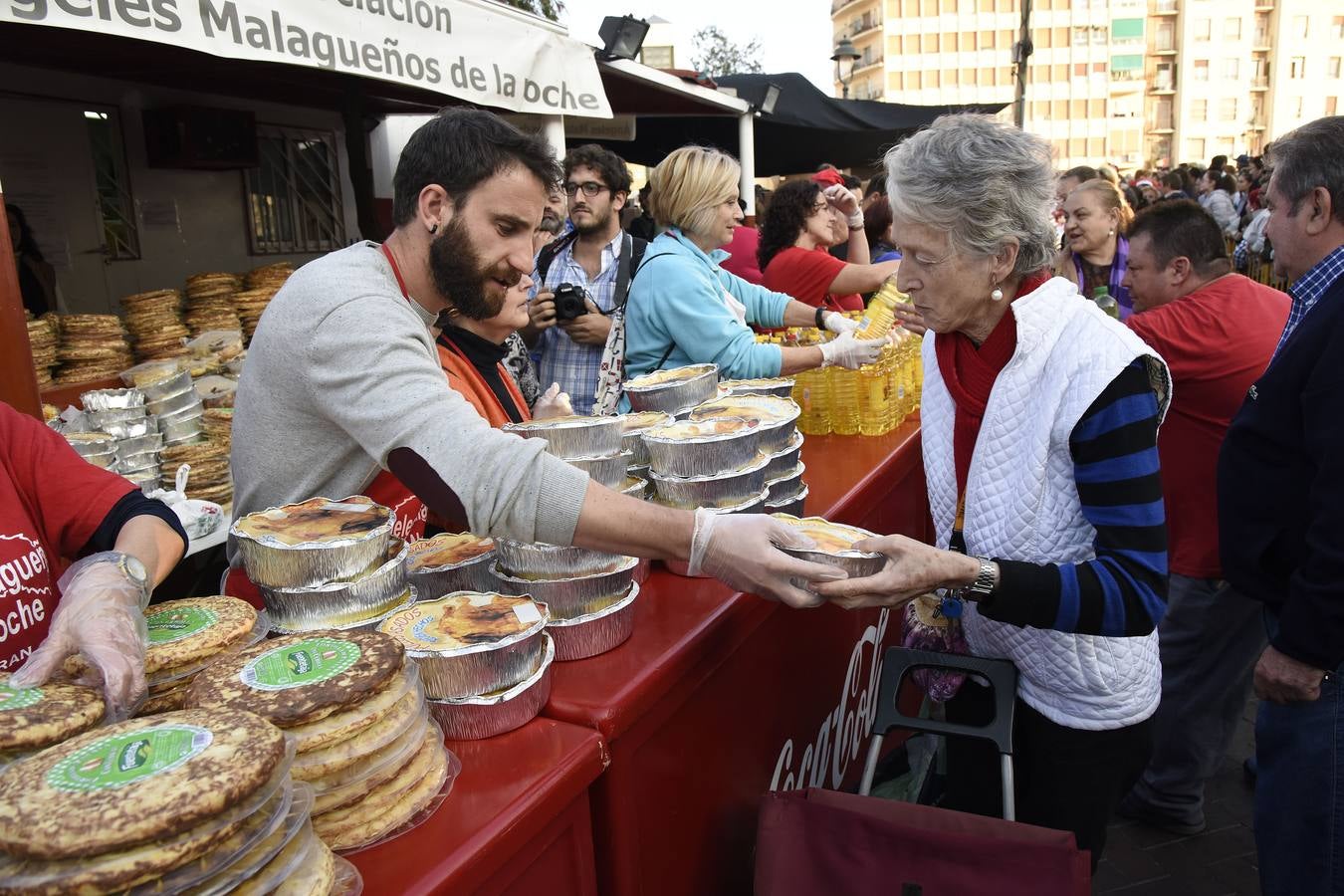 Los Ángeles Malagueños de la Noche reparten menús de Nochebuena