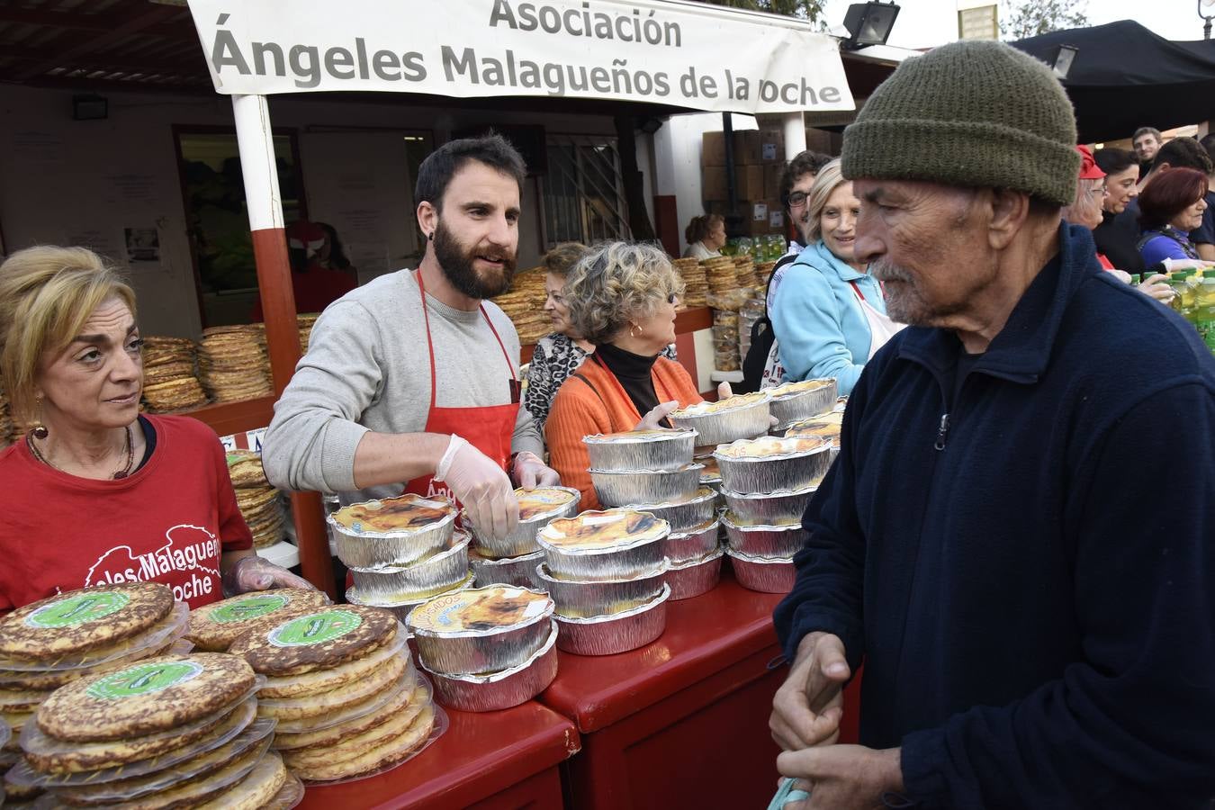 Los Ángeles Malagueños de la Noche reparten menús de Nochebuena