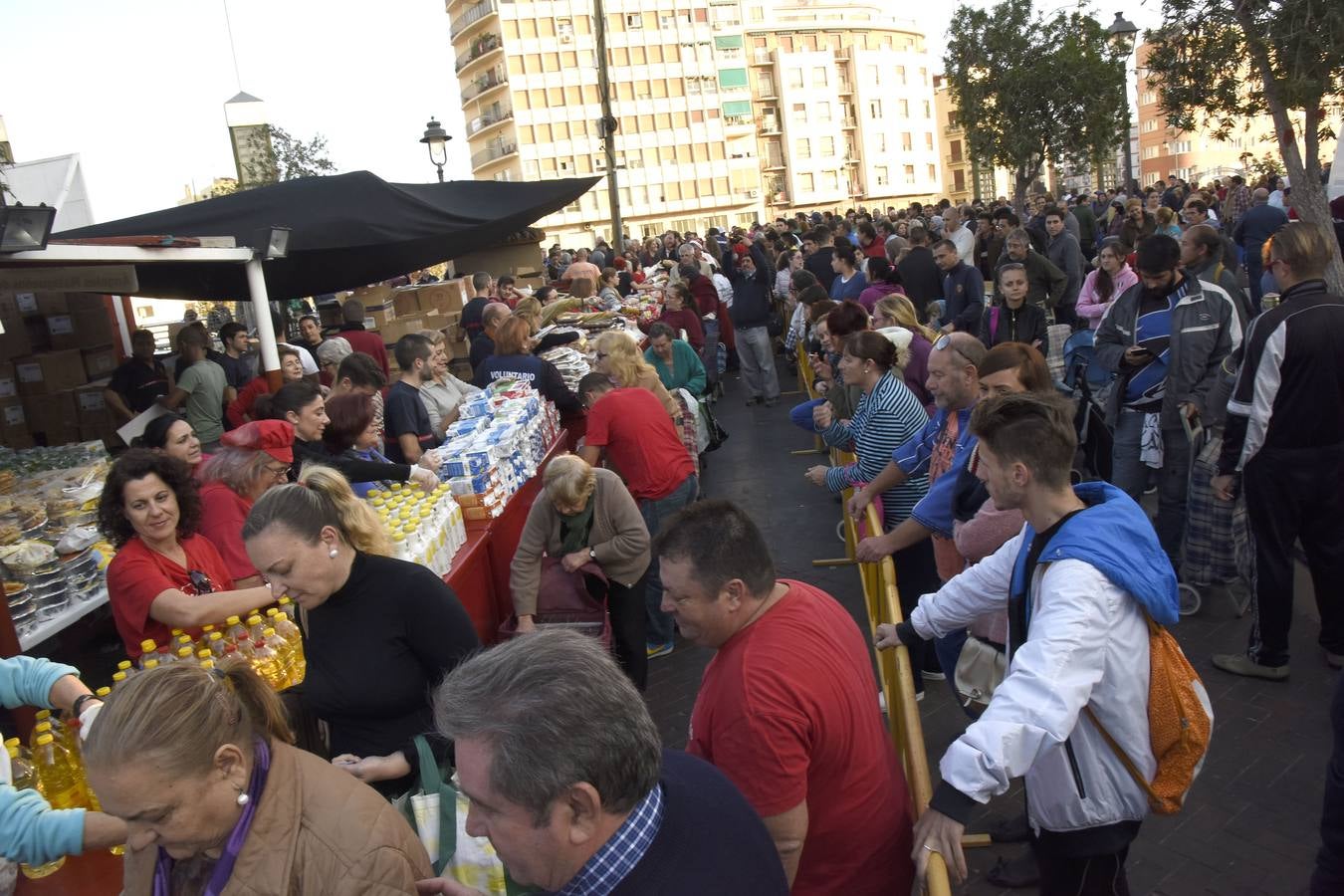 Los Ángeles Malagueños de la Noche reparten menús de Nochebuena