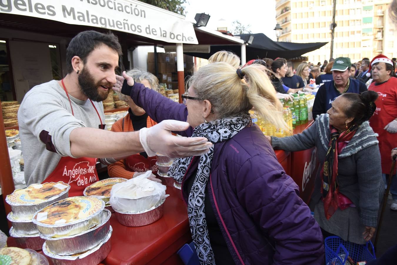 Los Ángeles Malagueños de la Noche reparten menús de Nochebuena