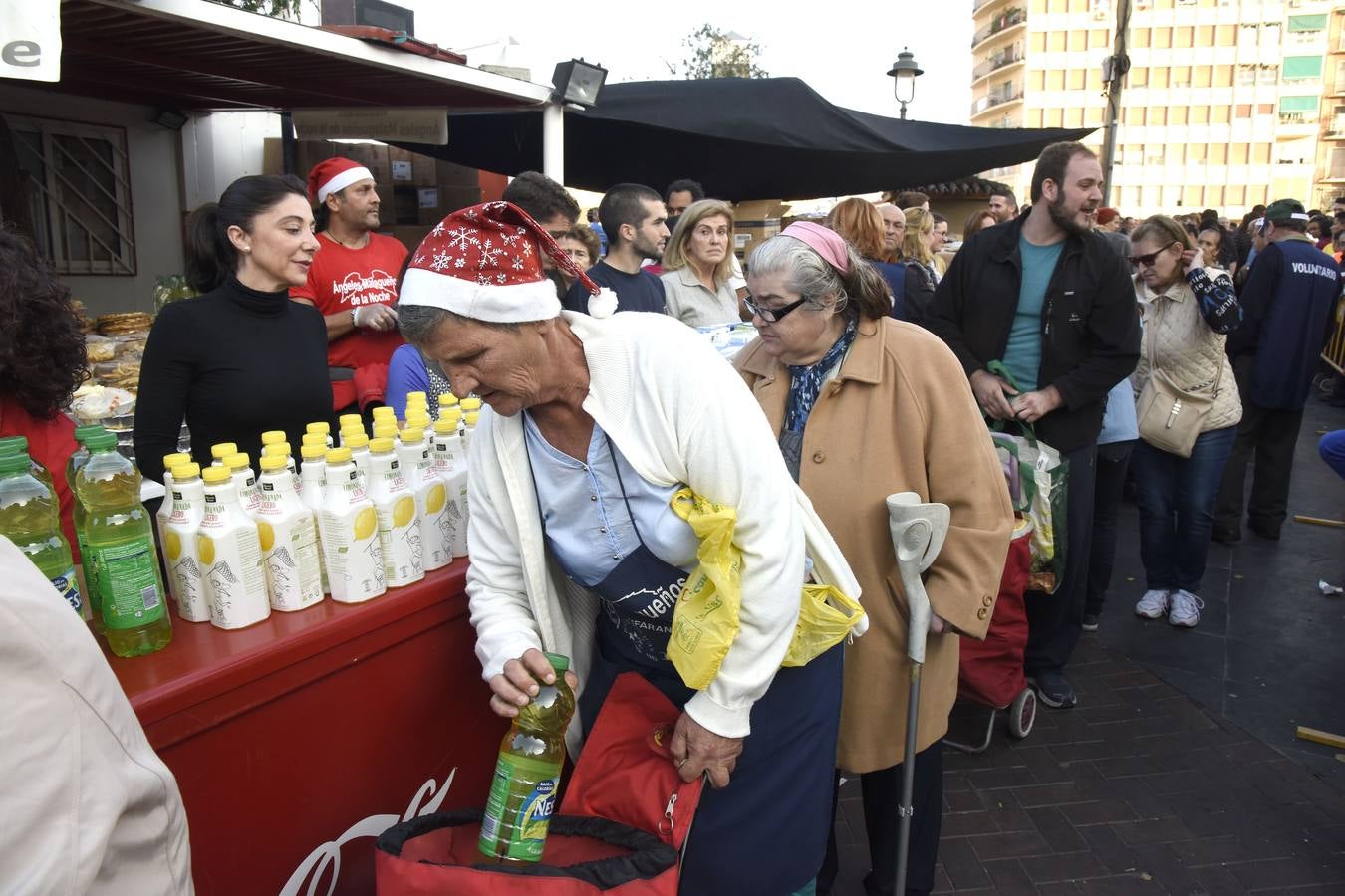 Los Ángeles Malagueños de la Noche reparten menús de Nochebuena