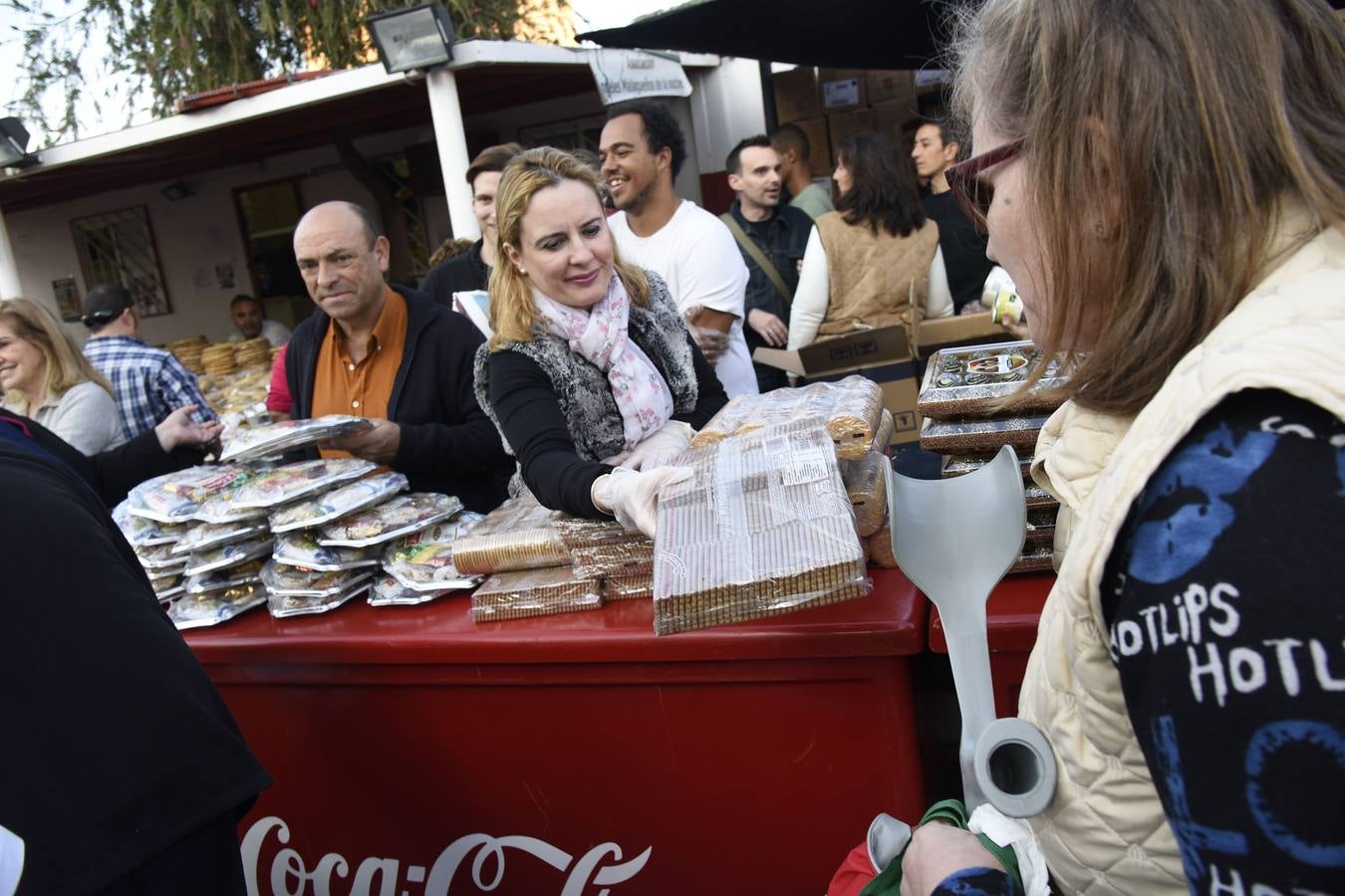 Los Ángeles Malagueños de la Noche reparten menús de Nochebuena