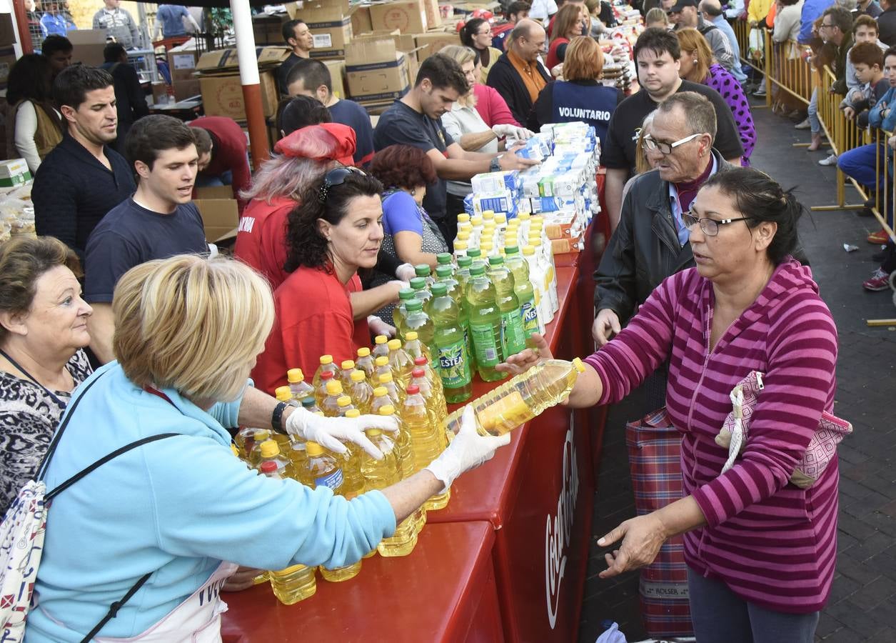 Los Ángeles Malagueños de la Noche reparten menús de Nochebuena