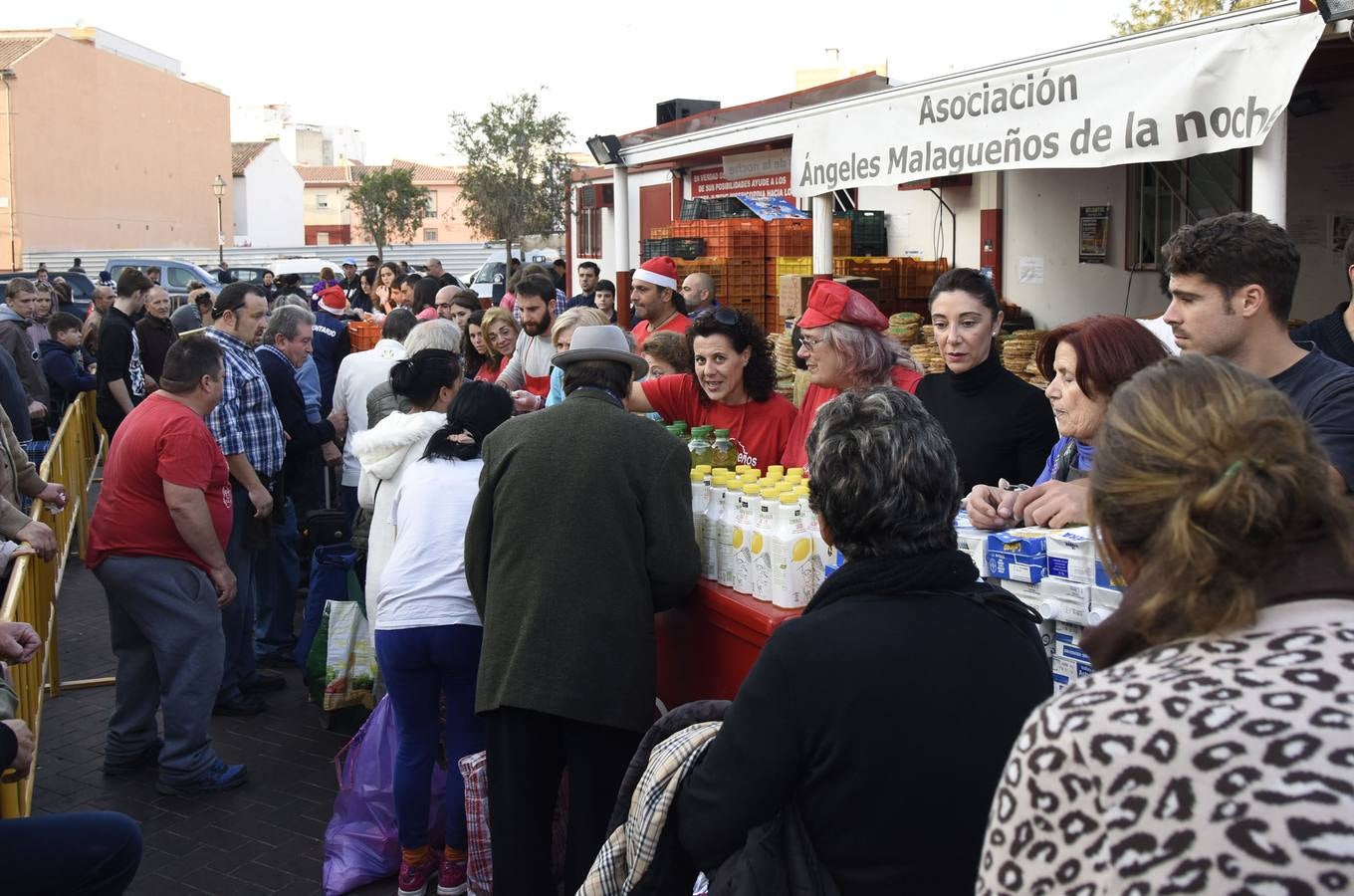 Los Ángeles Malagueños de la Noche reparten menús de Nochebuena