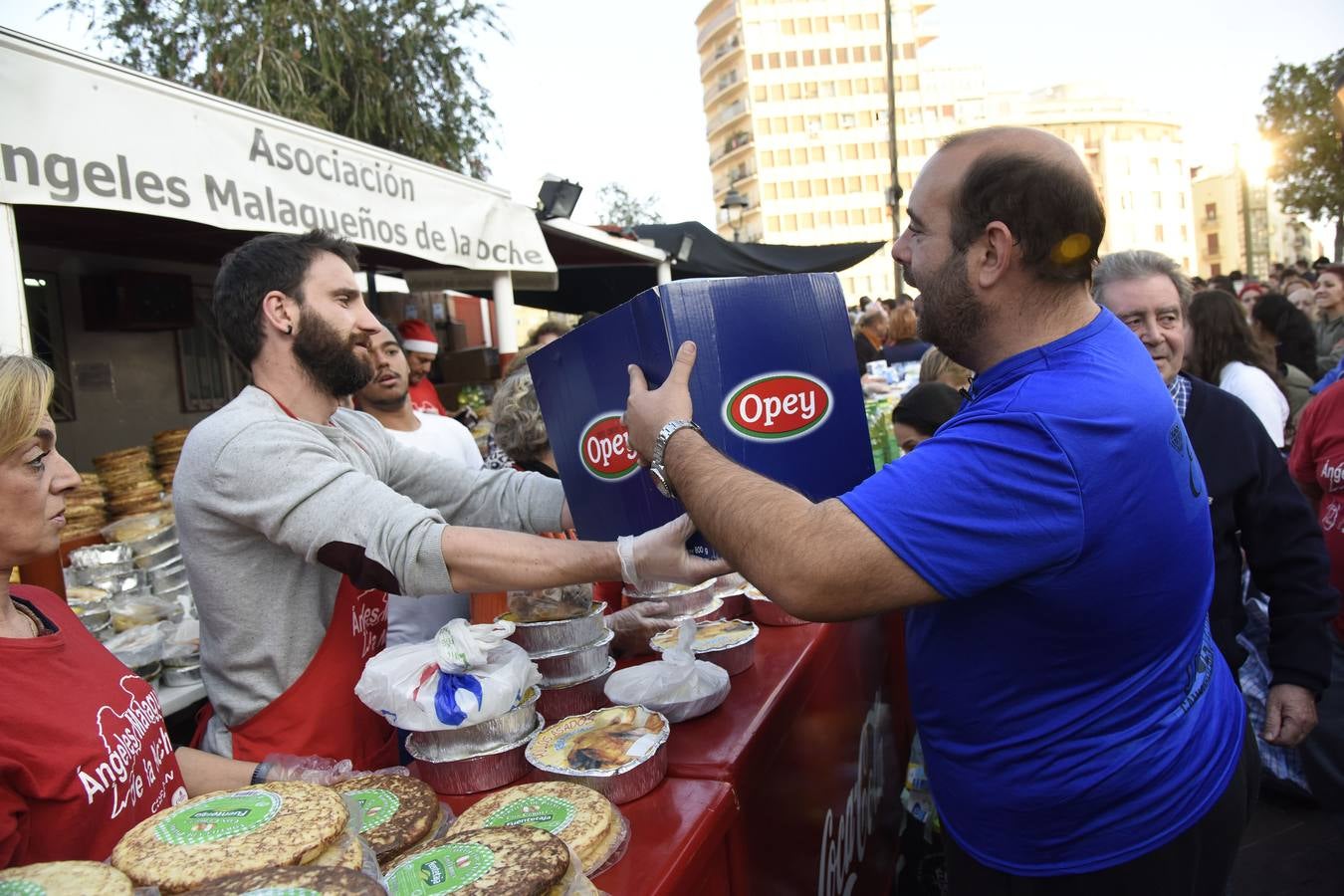 Los Ángeles Malagueños de la Noche reparten menús de Nochebuena