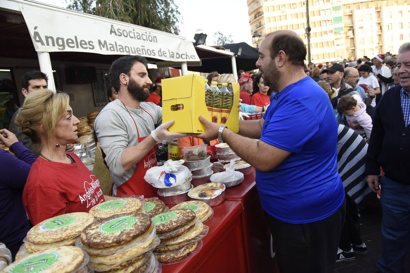 Los Ángeles Malagueños de la Noche reparten menús de Nochebuena